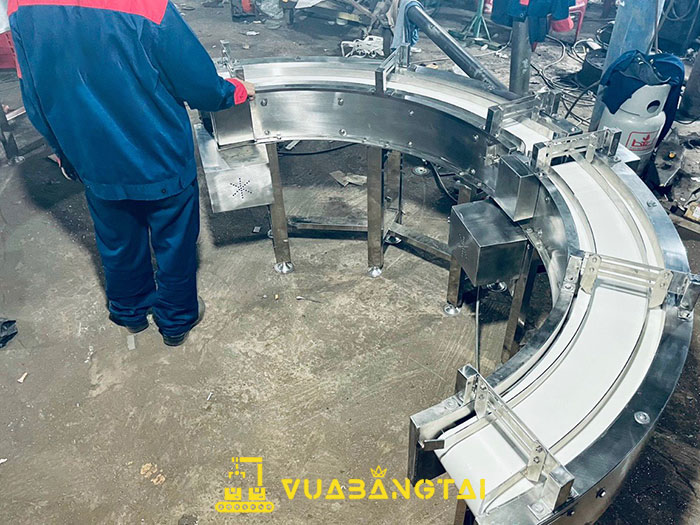 Băng tải Pu góc cong 90 độ
