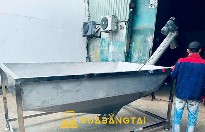 Vít tải phễu chứa đậu nành